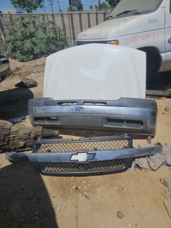 Part hd2500 hood grill bumper 02 oem
