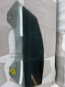 McLaren 650. Right driver side door window glass 2015-2017 