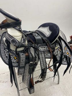 Montura charra bordada