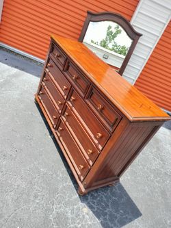 ✨✨Kevin Charles Solid Wood 9 Drawer Dresser w/Mirror✨✨
