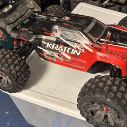 ARRMA KRATON 6S V5 4WD BLX  Monster RC Truck  complete RTR with Batteries