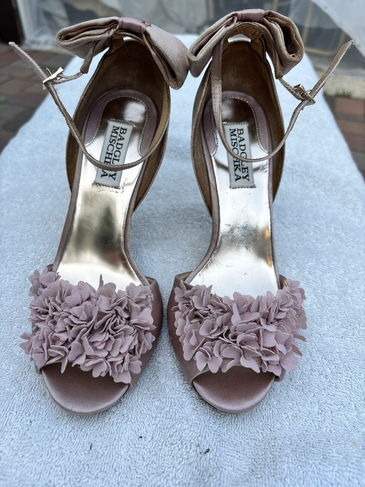 Badgley Mischka Size 6M mauve pink dusty rose satin peep toe ankle strap back bow high heels