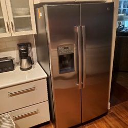 GE Refrigerator Model GSS25GYPJCFS