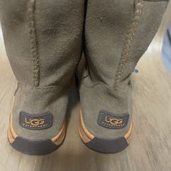 UGG Youth half All weather boot size 3