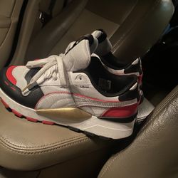 mens pumas ( size 9 ) 