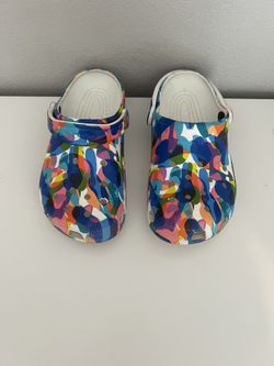Good Condition- Original  Women’s Crocks/ Size 6
