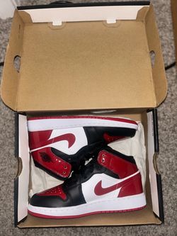 Air Jordan 1 Mid SE "Patent Bred Toe" (Grade School / Youth)