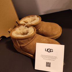 Toddlers Girls Classic Boots with Zipper. Size 8