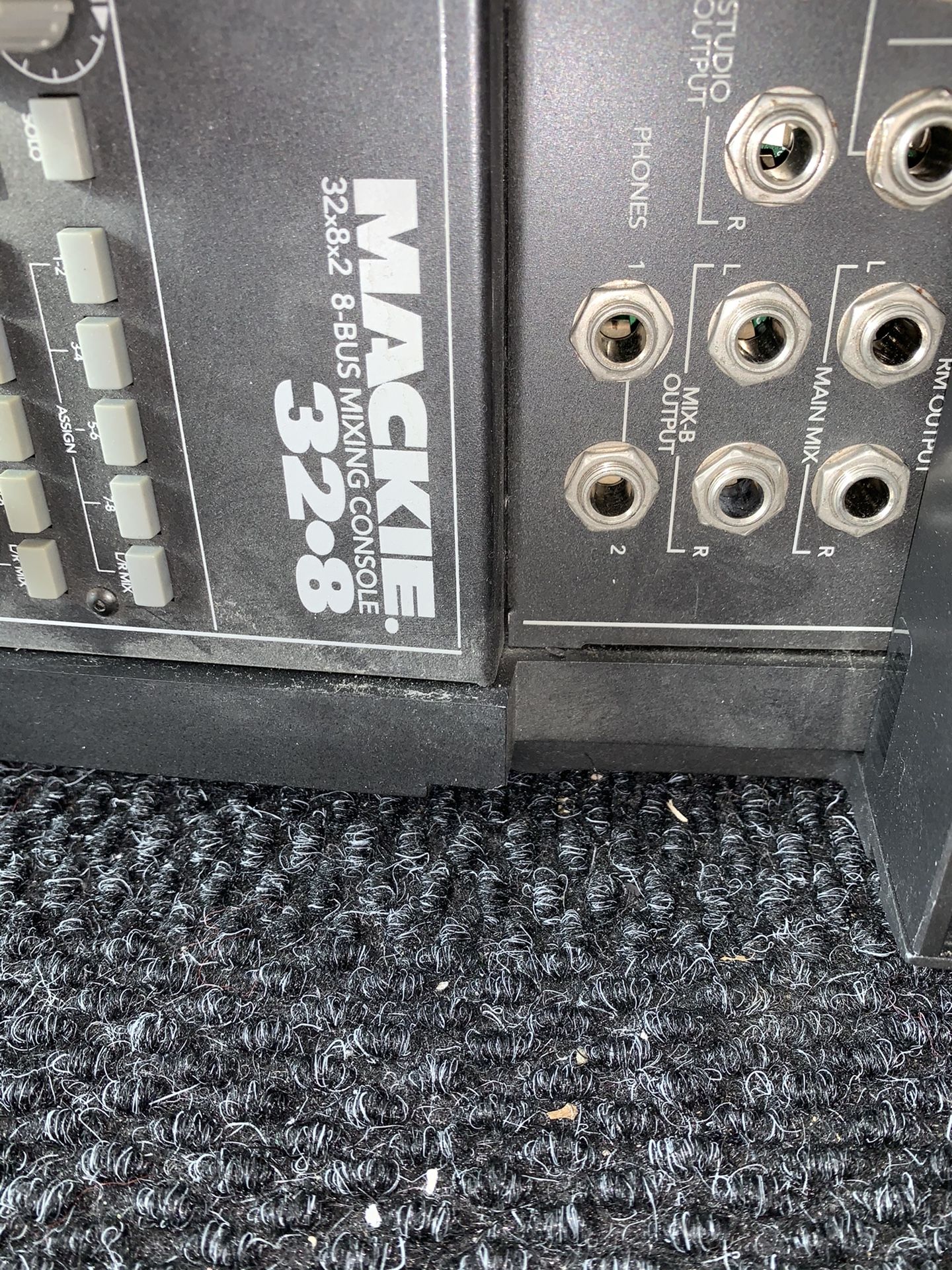 MACKIE MIXER 32X8X2 BUS MIXING CONSOLE (NO POWER ADAPTER)