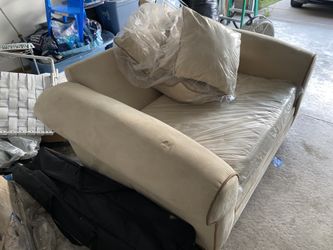 Fairly new love seat 100$