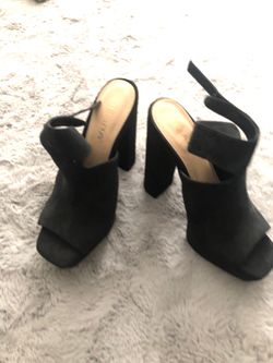 Black pumps