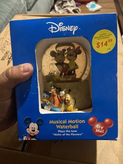 Mickey And Minnie Snow globe 