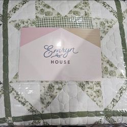 One New Quilt Set asking $30.00 pick up only serious buyers please! I live in madera CA 