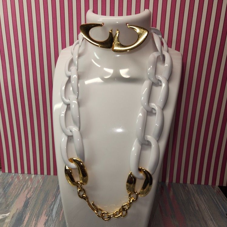 #2280, MONET 1968's RETIRATED SET JEWELRY, CHAIN NECKLACE 18", EARRINGS 1"IN