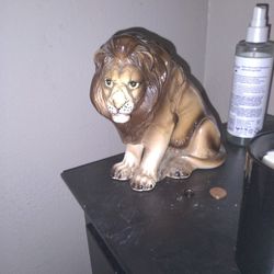 Ceramic lion statue 