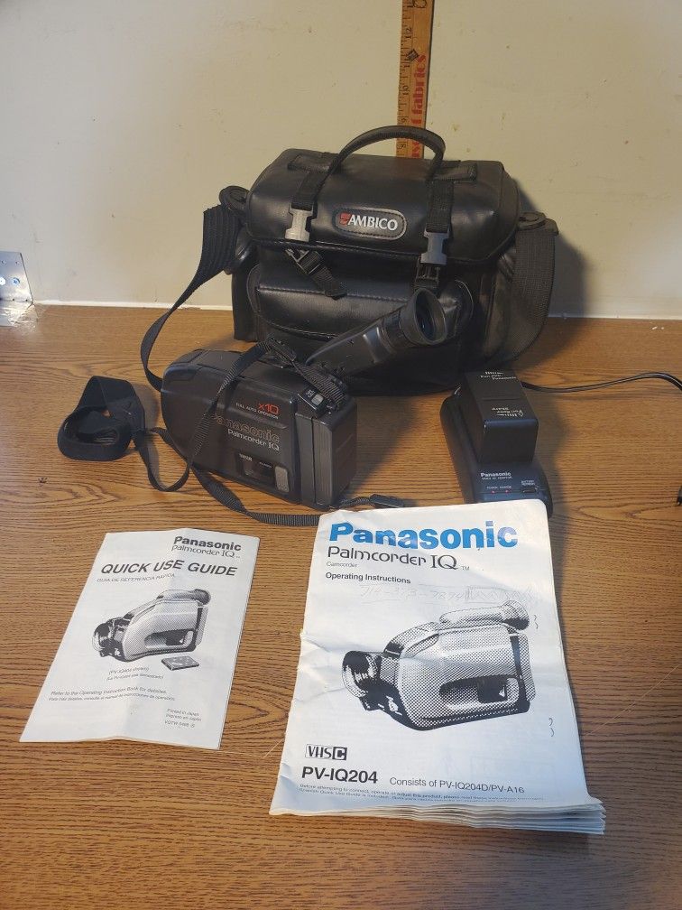 Panasonic PV-IQ204 VHS-C Camcorder video camera kit in case. Tested.