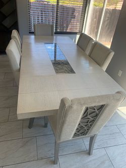 Beautiful extendable dining room table with 6 chairs
