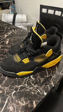 Air Jordan 4 Thunder Black Yellow Sneakers