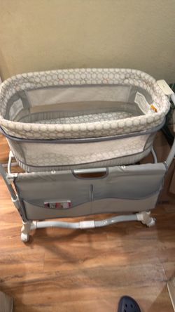 Baby crib with side pockets