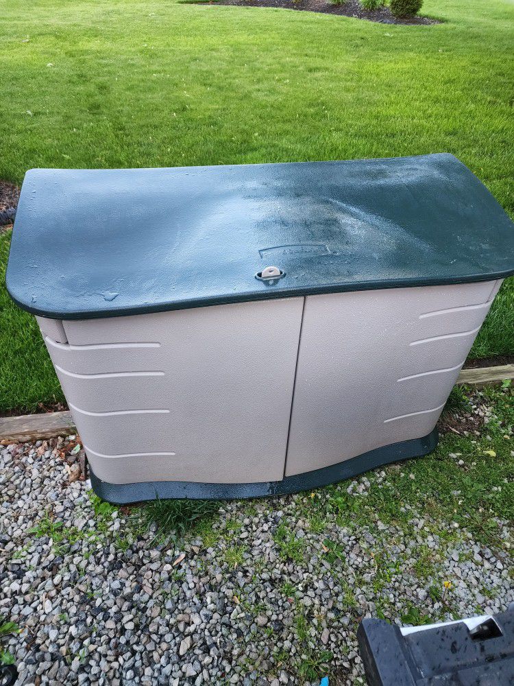 Rubbermaid outside storage shed 
