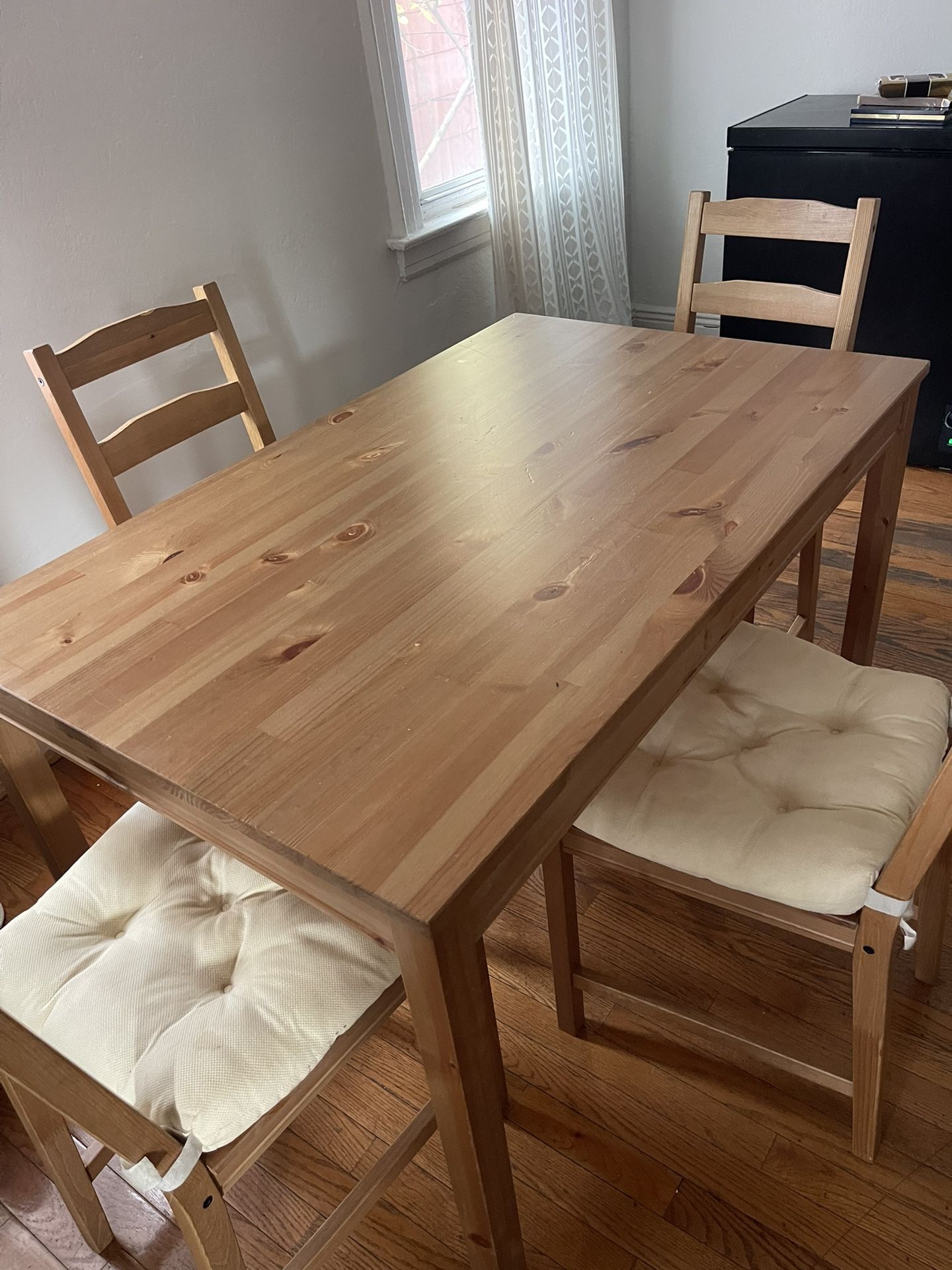 IKEA 5 Pieces Table (1 Table 4 Chairs Like New) 