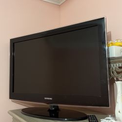 32 Inch TV With Remote 
