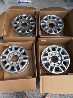 2500 Chevy Silverado HD Factory 18 inch Rims with hub cap