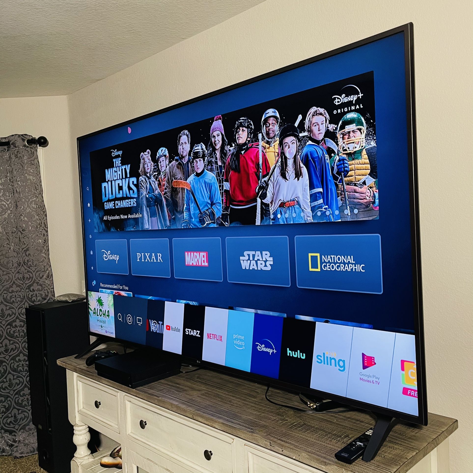 L/G 43” Smart TV UHD HDR 4k! Excellent picture 