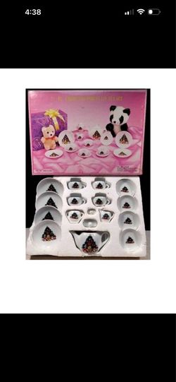 Christmas Porcelain 17 Piece Tea Set. Brand New