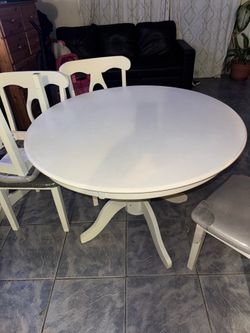 Table for sale  round   Four 🪑  🪑 🪑 🪑    the chairs it’s covered with plastic for protect