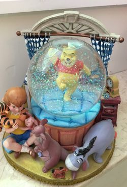 Pooh and friends Snow/Water Globe ~ Collectible