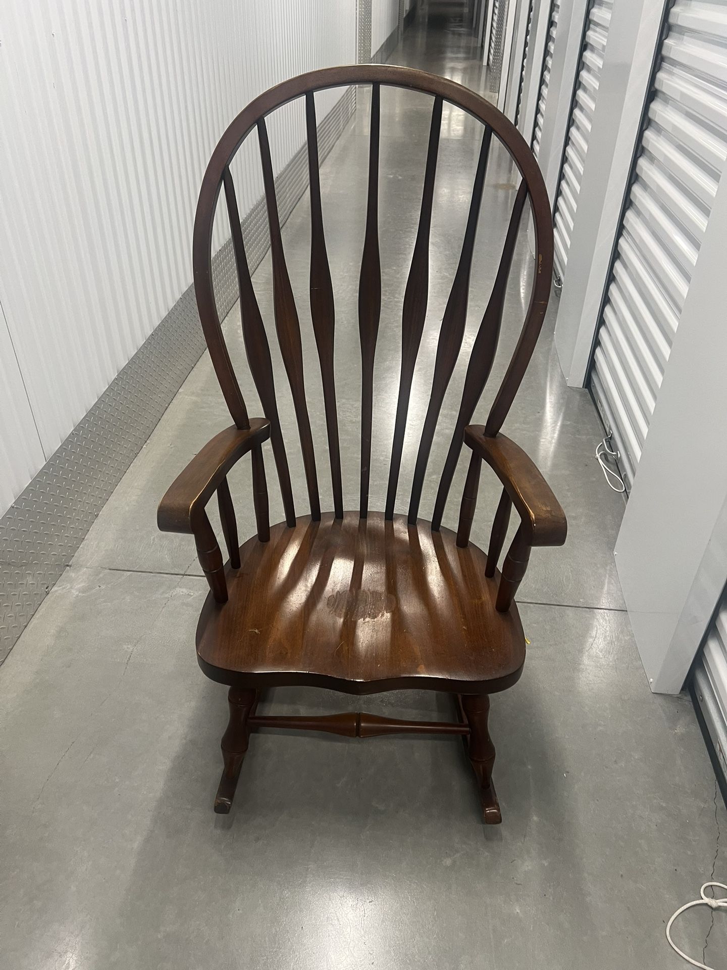 Virginia House Rocking Chair / Rocker Minor Impersonations . Used in good condition with some minor cosmetic blemishes and imperfections. The middle o