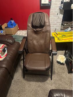 Foldable massaging chair