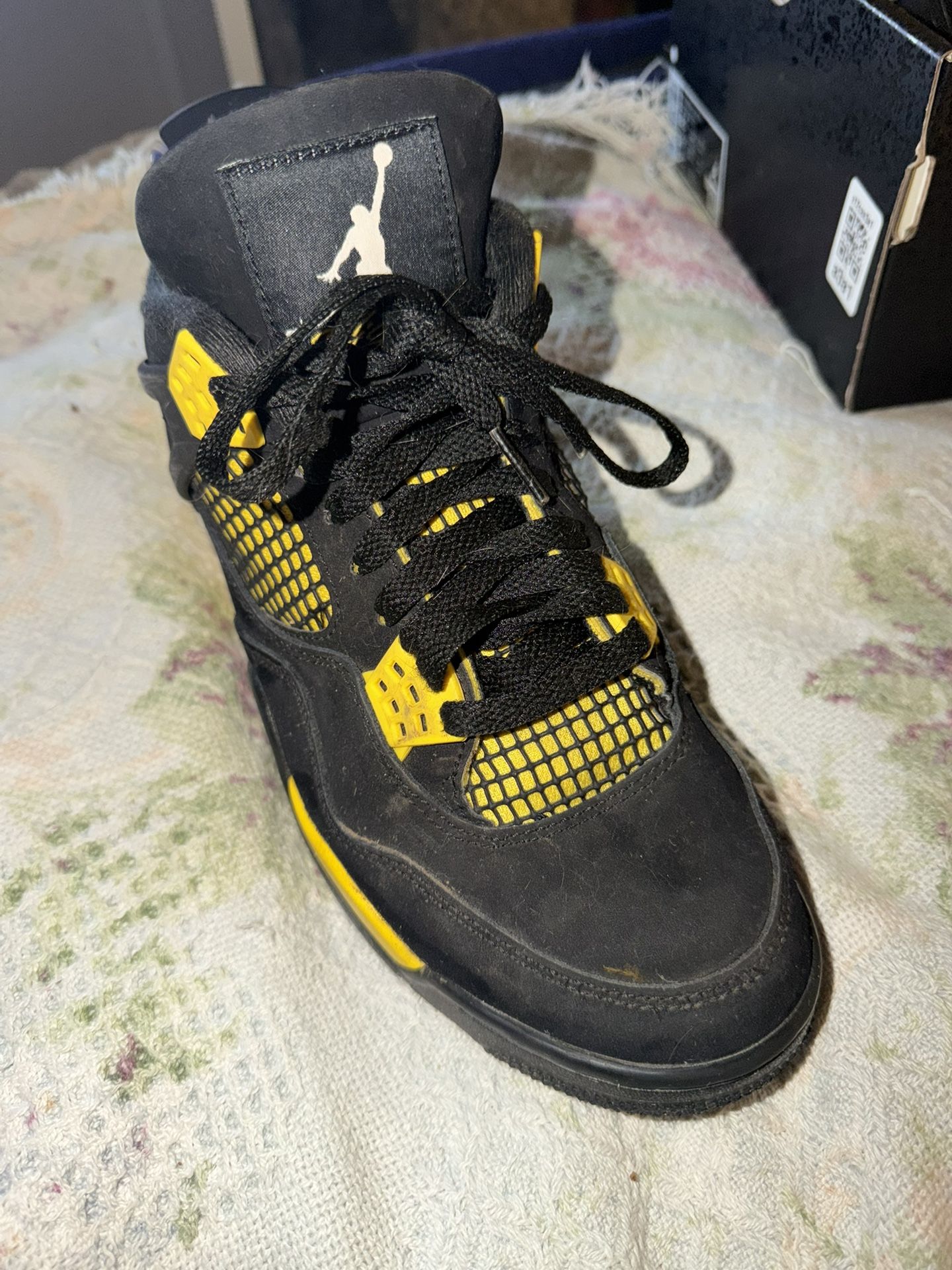 Air Jordan 4 Retro “Thunder” (2023) in men’s 8.5