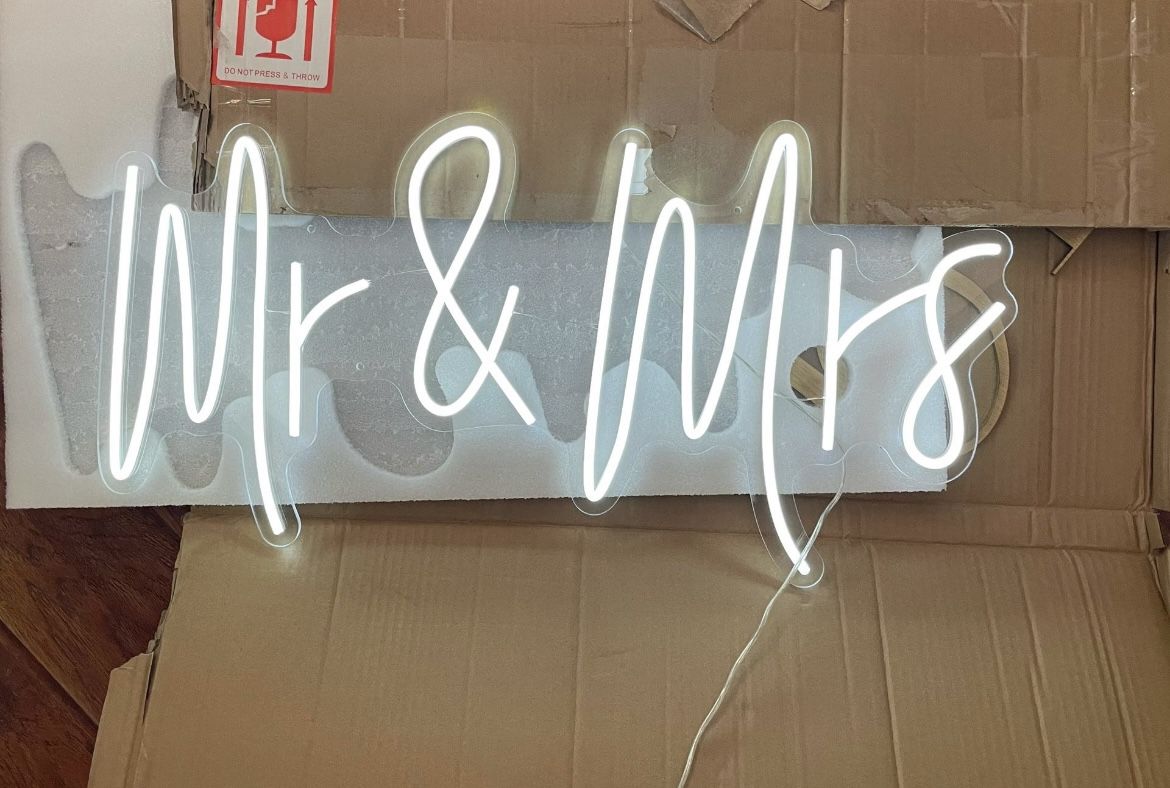 Neon Wedding Sign - Mr & Mrs 
