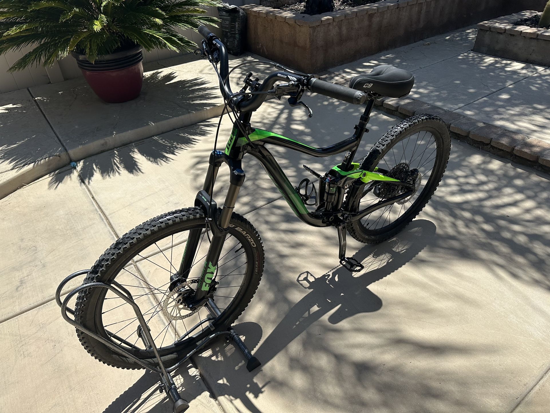 Giant Trance Mountain Bike 27.5 Medium (Extra Bars, Seat and Peddles Included)