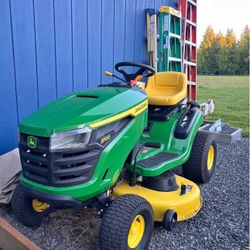 John Deere S100 riding mower