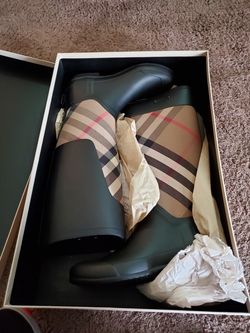 Womens burberry 7.5