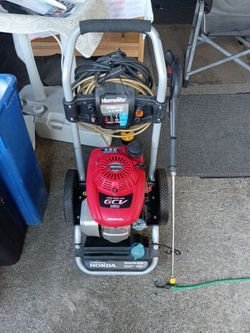 This is a Homelite 2700 PSI (2.3 GPM) gas pressure washer powered by a Honda GCV160 overhead cam engine.