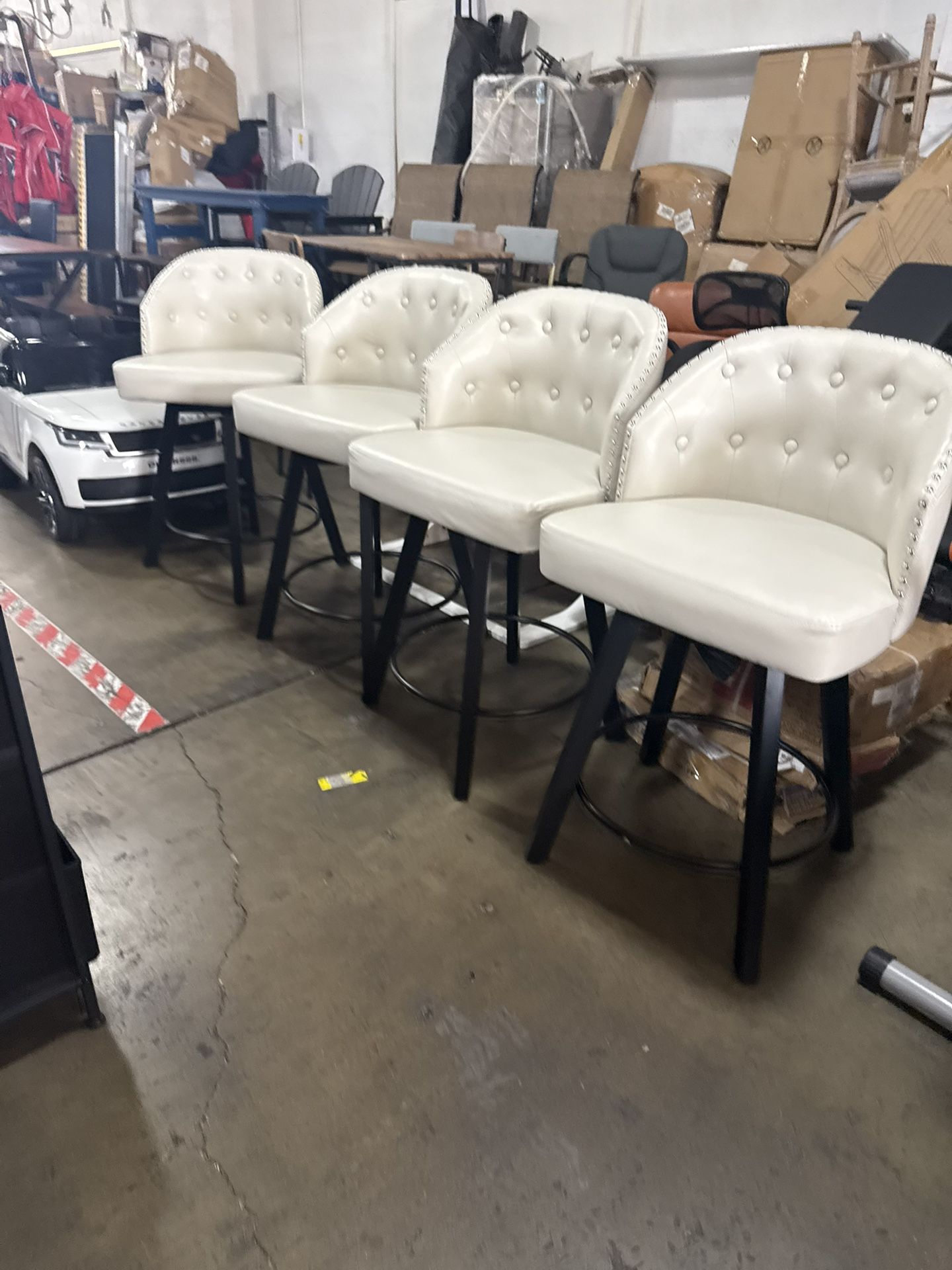 Set de 4 $300 Arturo 26 in.White Faux Leather Upholstered Swivel Bar Stool with Metal Frame Nailhead Counter Height Barstool