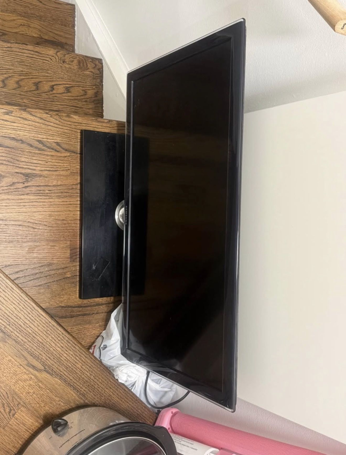 Samsung TV monitor 33” with built in speakers