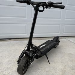 Speedway 5 Electric Scooter - Dual 1600W Motors / 1400Wh Battery - Black