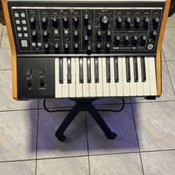 Moog Subsequent 25 With Onstage Mixer Stand 