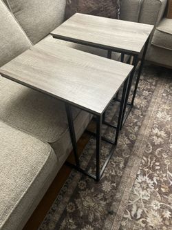 Nice 2 modern end table in very good condition 