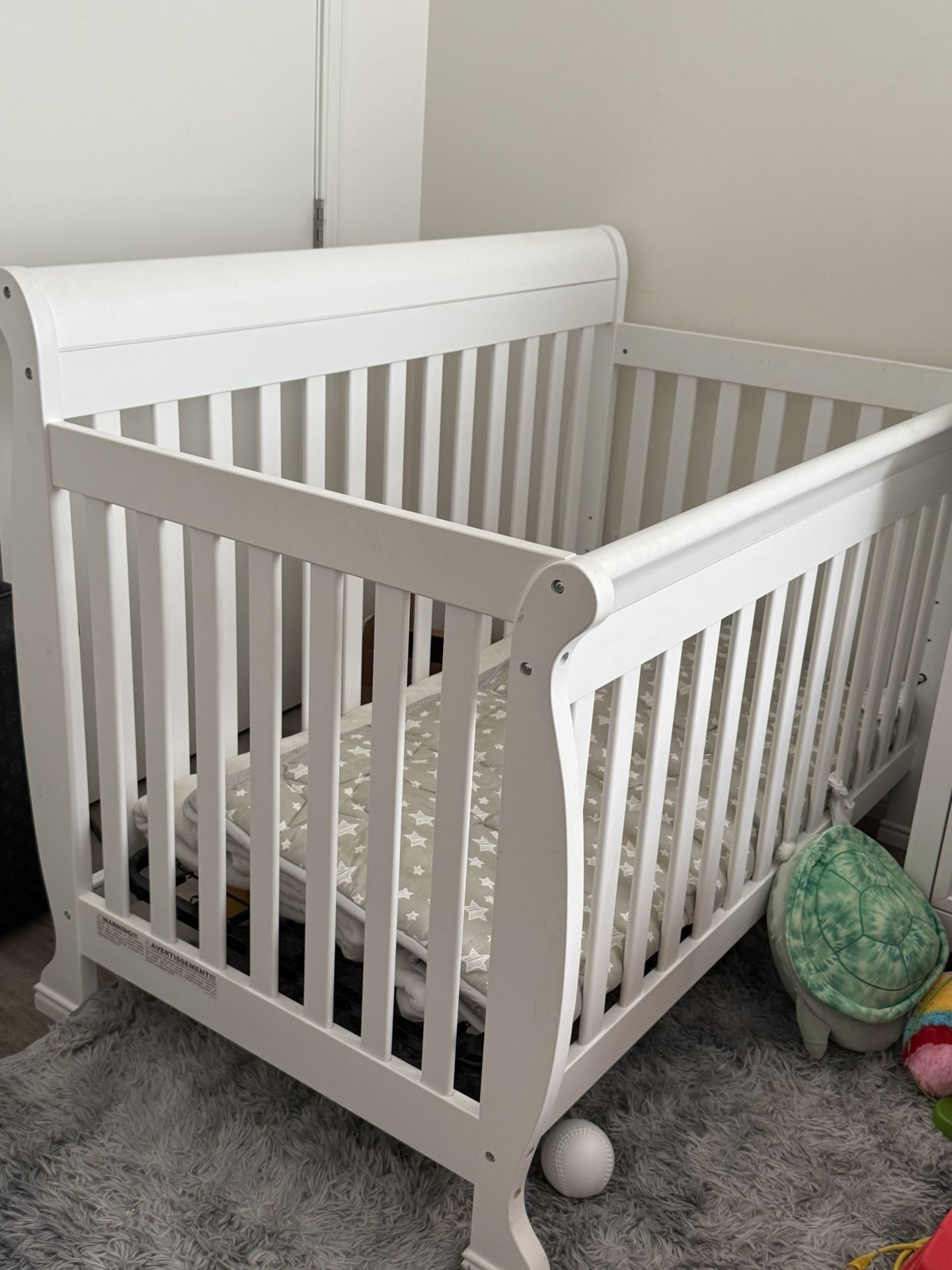 Crib with Matching dresser