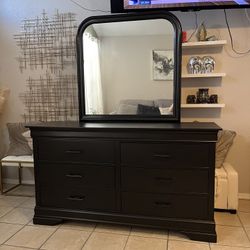 Dresser with Mirror, all the drawers works well 