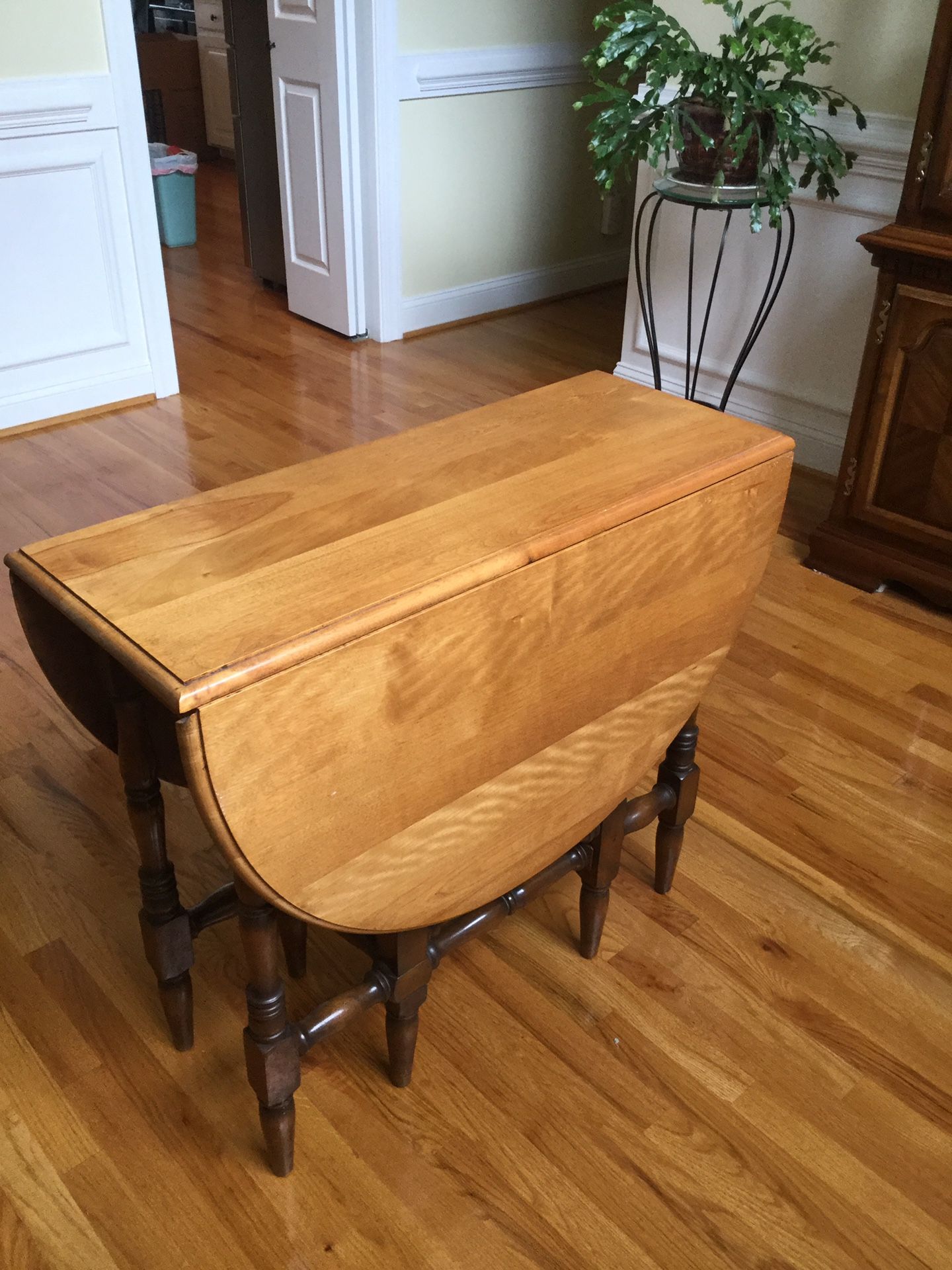 Gate leg drop leaf table