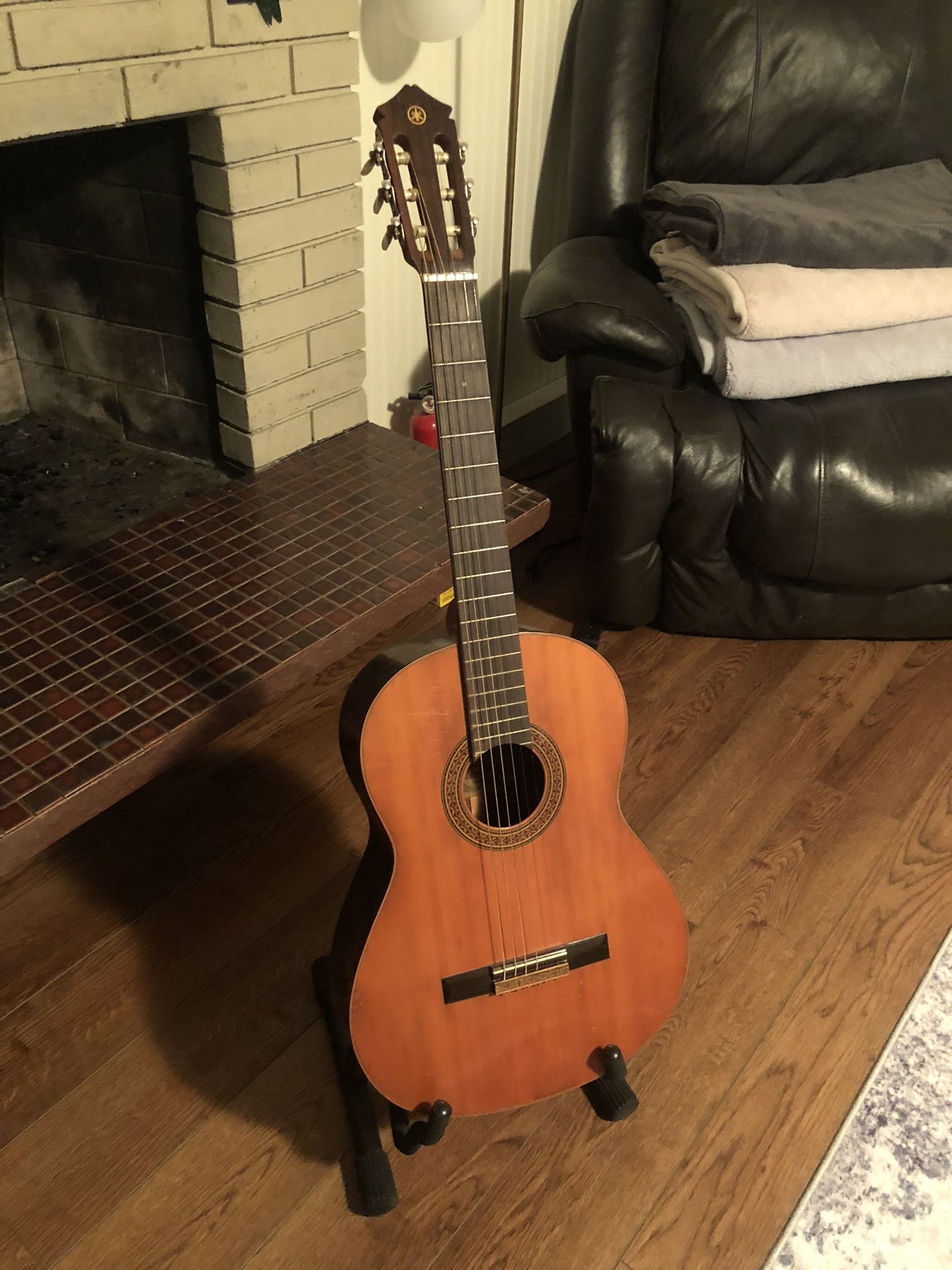 Yamaha G100A Classical Acoustic Guitar