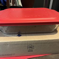 Fantasia® Bake, Serve & Store 6-Qt. Red Deep Dish Baker Cacerola honda de 6 qt. Fantasia® con tapa roja