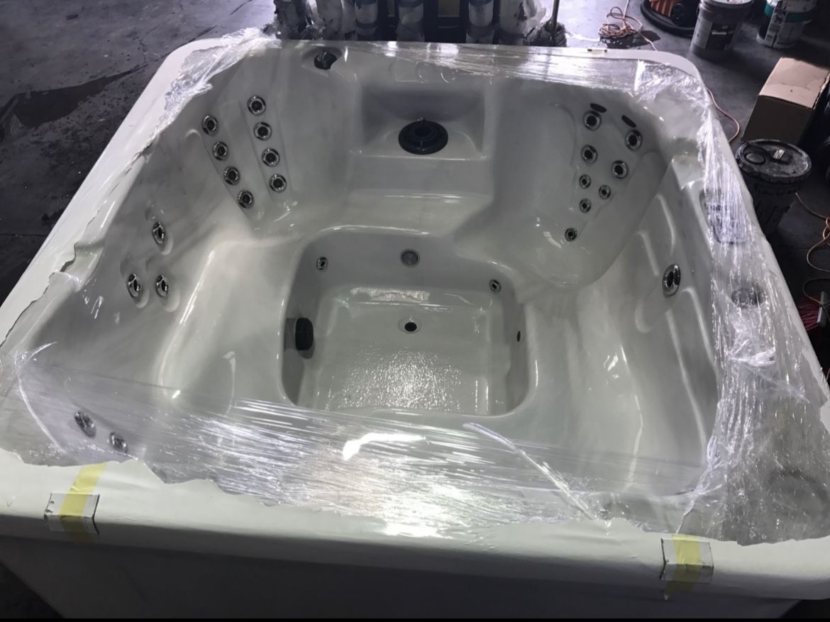 New! Still in wrapper! 7-8 Person Hot Tub/ Spa